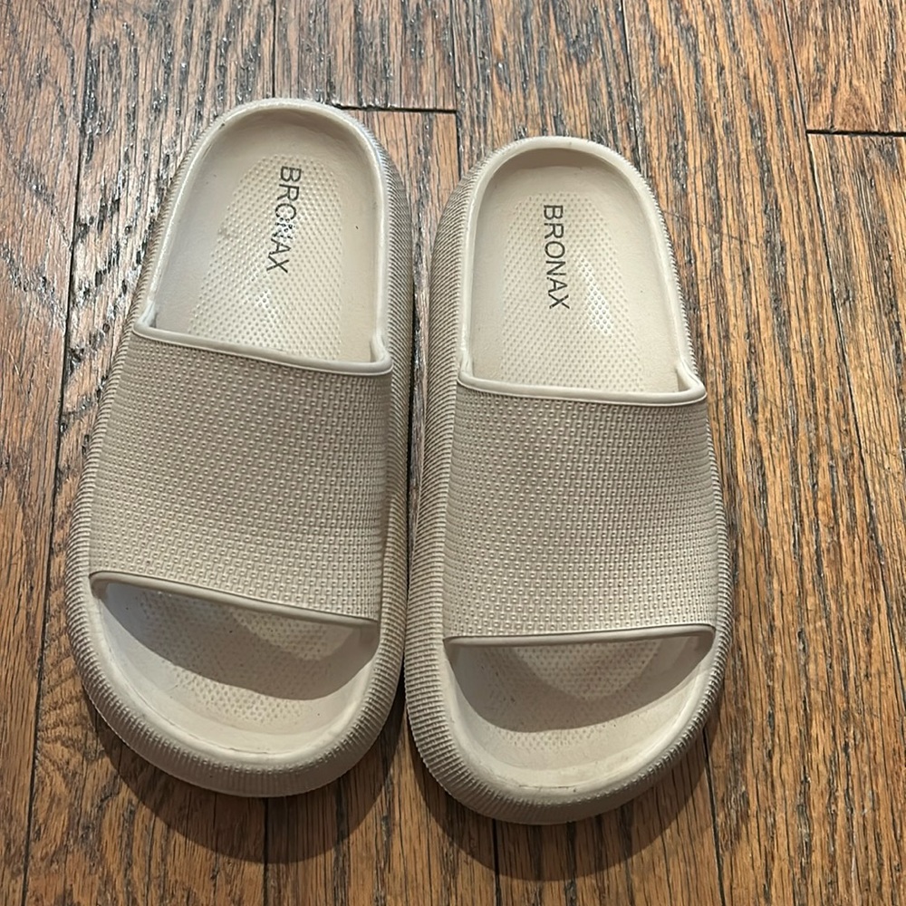 BRONAX Cushioned Thick Sole Pillow Slippers women’s size 6-7